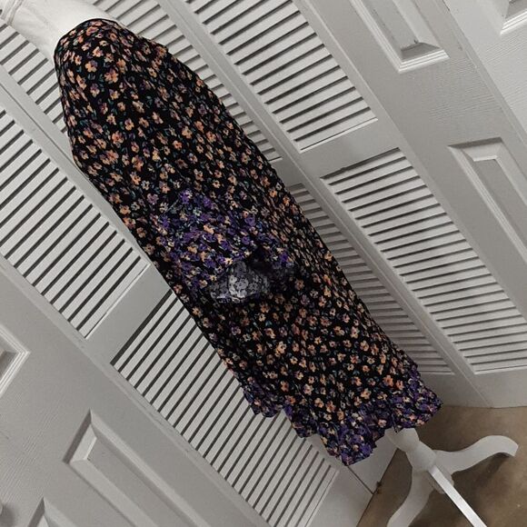 Evans Black with Floral PatternFlowy Top with Flowy Sleeves NWOT - Picture 2 of 9